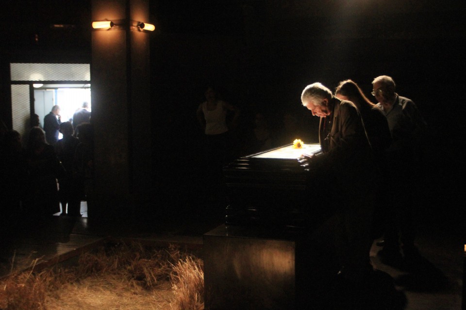 Φίλοι και συγγενείς αποχαιρετούν τον Λευτέρη Βογιατζή στο θέατρό του. (φωτογραφία: Παναγιώτης Τζάμαρος / FOSPHOTOS)
