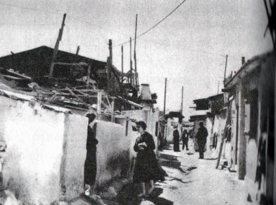 Οι πρώτοι προσφυγικοί οικισμοί σχηματήστικαν από σπίτια φτιαγμένα πρόχειρα χωρίς σχέδιο και χωρίς υποδομές (περιγραφή Μαρία Βαμβακοπούλου, «Αιγάλεω- Οι δρόμοι της Προσφυγιάς»)Παρά τις δυσκολίες, η ζωή των προσφύγων ξεκίνησε και πάλι από την αρχή (περιγραφή Μαρία Βαμβακοπούλου, «Αιγάλεω- Οι δρόμοι της Προσφυγιάς»)