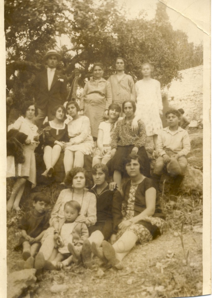 Οικογενειακή εκδρομή στη μάντρα του Μπαρουτάδικου το 1929 (Δωρεά της Αθηνάς Βελισσαρίου - Αρχείο του Συλλόγου Μικρασιατών Αιγάλεω «Νέες Κυδωνίες»)