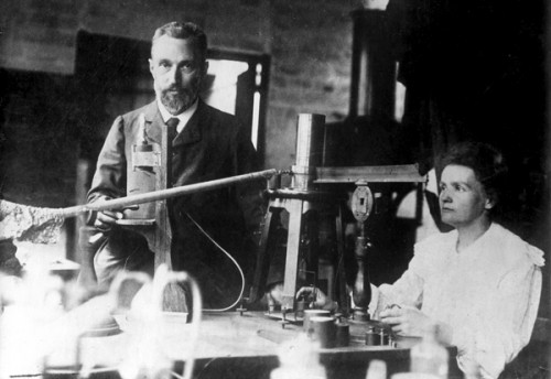 Αποτέλεσμα εικόνας για 1902: Ο Πιερ Κιουρί και η Μαρία Κιουρί ανακαλύπτουν το ράδιο.