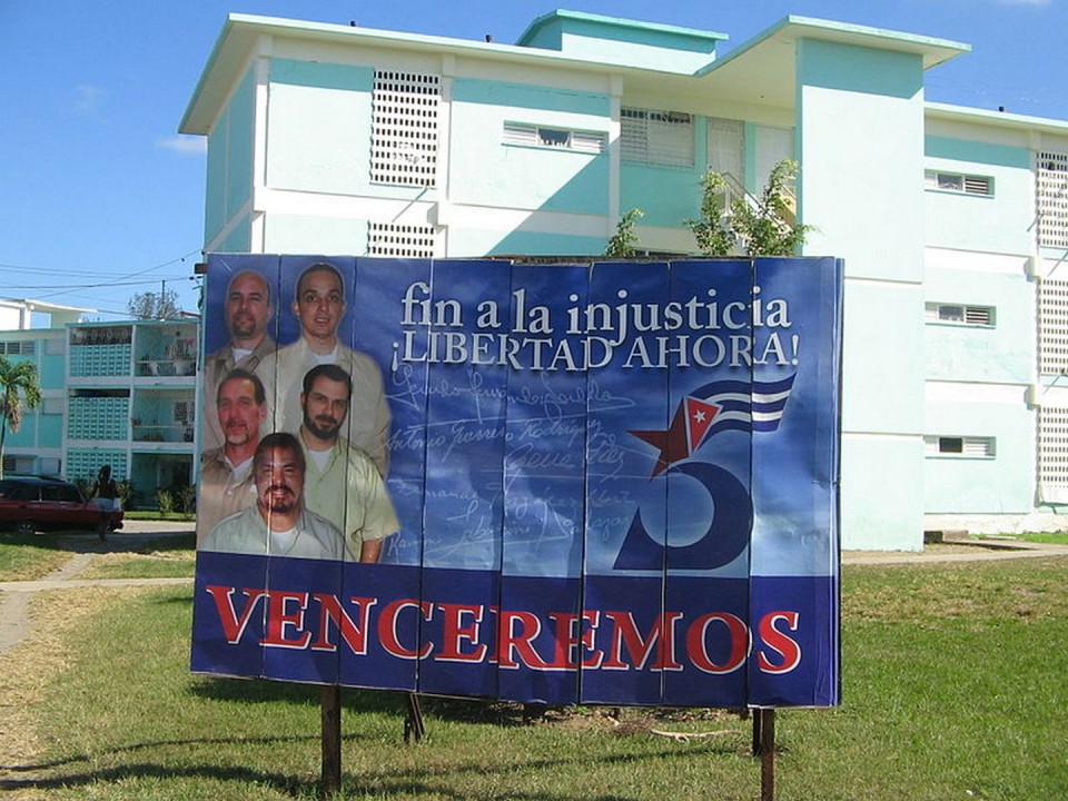 Αφίσα αλληλεγγύης για τους πέντε Κουβανούς που φυλακίστηκαν από τις αμερικανικές αρχές έχοντας καταδικαστεί για σειρά εγκλημάτων, με κυριότερα την κατασκοπία και την απόπειρα ανθρωποκτονίας.
