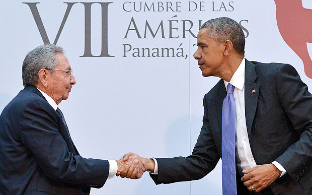 Ραούλ Κάστρο και Μπαράκ Ομπάμα σε μία ιστορική χειραψία, στο πλαίσιο της Συνόδου των Αμερικανικών Κρατών (OAS).