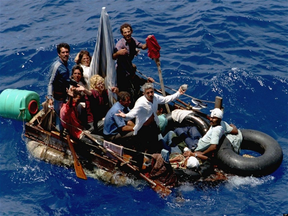 Κουβανοί προσπαθούν με αυτοσχέδια βάρκα να περάσουν στις ΗΠΑ.
