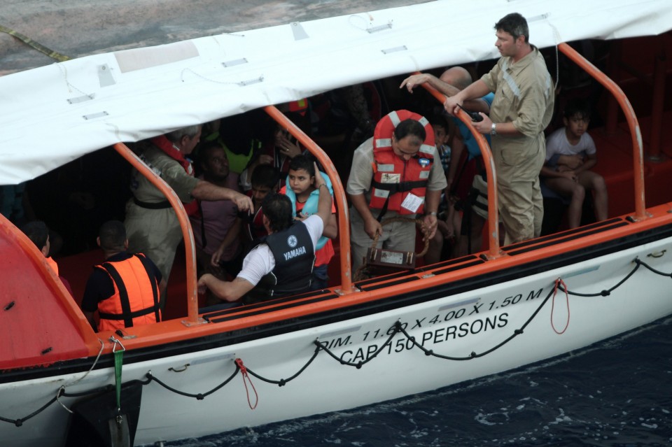 Rescue of migrants at sea area between Lesbos and Chios / ÄéÜóùó
