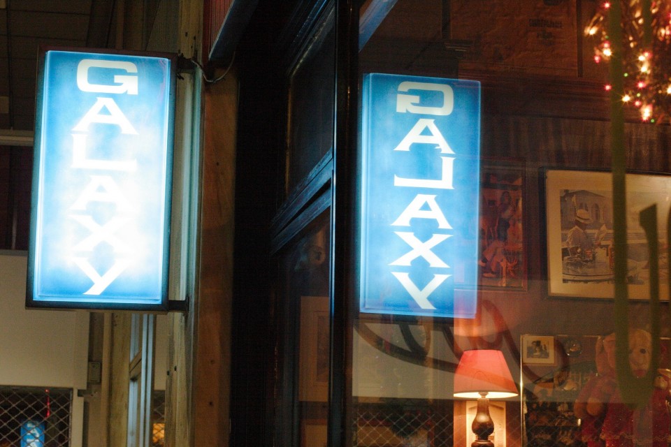 Illuminated sign of bar "Galaxy" in central Athens  / Ç öùôåéíÞ åðéãñáöÞ ôïõ ìðáñ Galaxy óôï êÝíôñï ôçò ÁèÞíáò