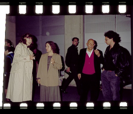 Με τον Κορνήλιο Καστοριάδη στην εκδήλωση για τον Κώστα Ταχτσή, Παρίσι, 1988. Φωτογραφία: Κωνσταντίνος Ιγνατιάδης. 