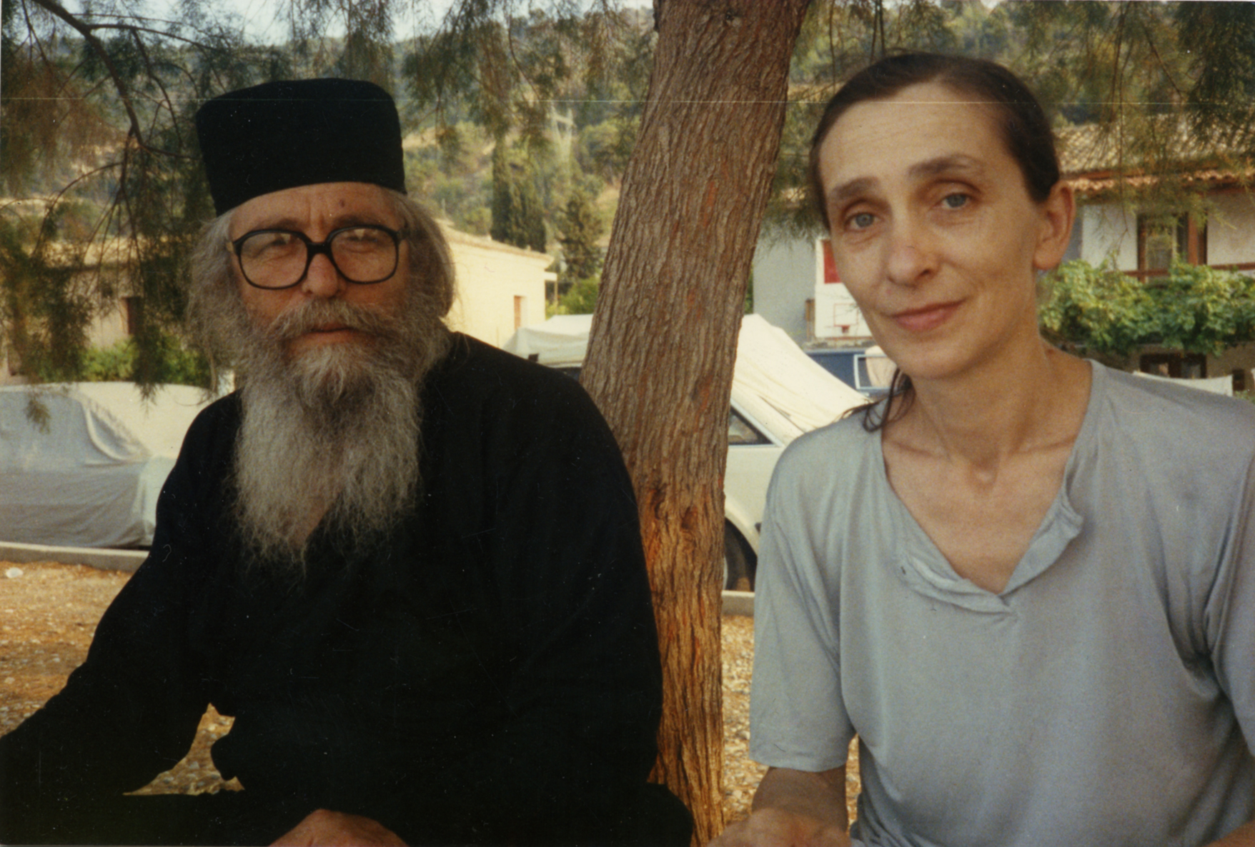 20. Ο μοναχός Ιερόθεος και η Pina Bausch στο Δερβένι Κορινθίας, 1989. Φωτογραφία: Δημήτρης Κρανιώτης.