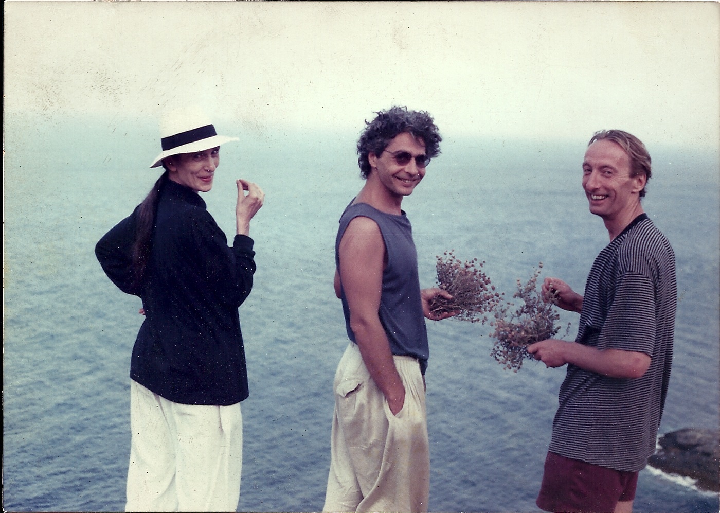 Με την Pina Bausch και τον Dominique Mercy στην Άνδρο, 1992. Φωτογραφία: Fernando Suels Mendoza. 