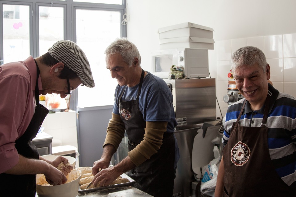  Εργασία και χαρά! Ο Νίκος και ο Θοδωρής φτιάχνουν ψωμιά με τον εκπαιδευτή τους, στόχος της ημέρας 70 ψωμιά- παραγγελία από μη κερδοσκοπικό οργανισμό που συνεργάζεται με το Μύρτιλλο.