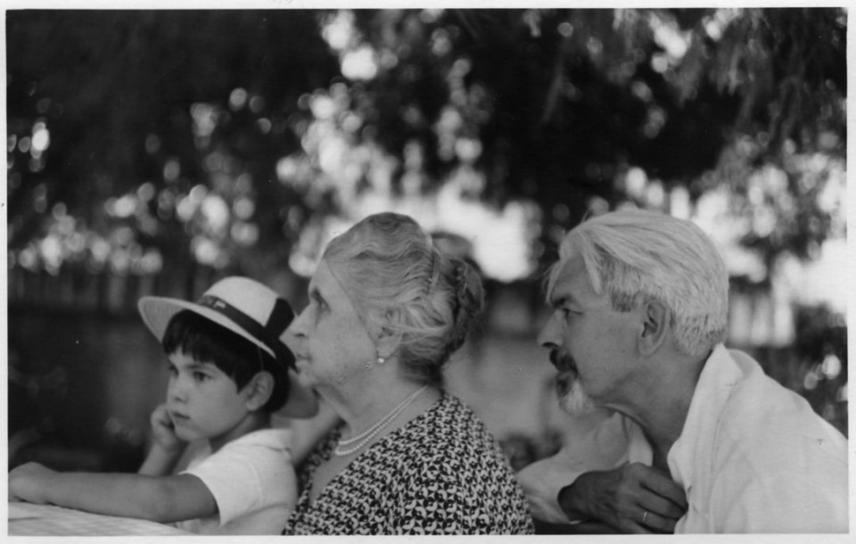 Ο Λεωνίδας Εμπειρίκος μικρός, η γιαγιά του Στεφανία (μητέρα του Ανδρέα Εμπειρίκου) και ο Ανδρέας Εμπειρίκος στη Γλυφάδα, 31 Αυγούστου 1962.  Τη φωτογραφία τράβηξε η μητέρα του Λεωνίδα, Βιβίκα Εμπειρίκου.