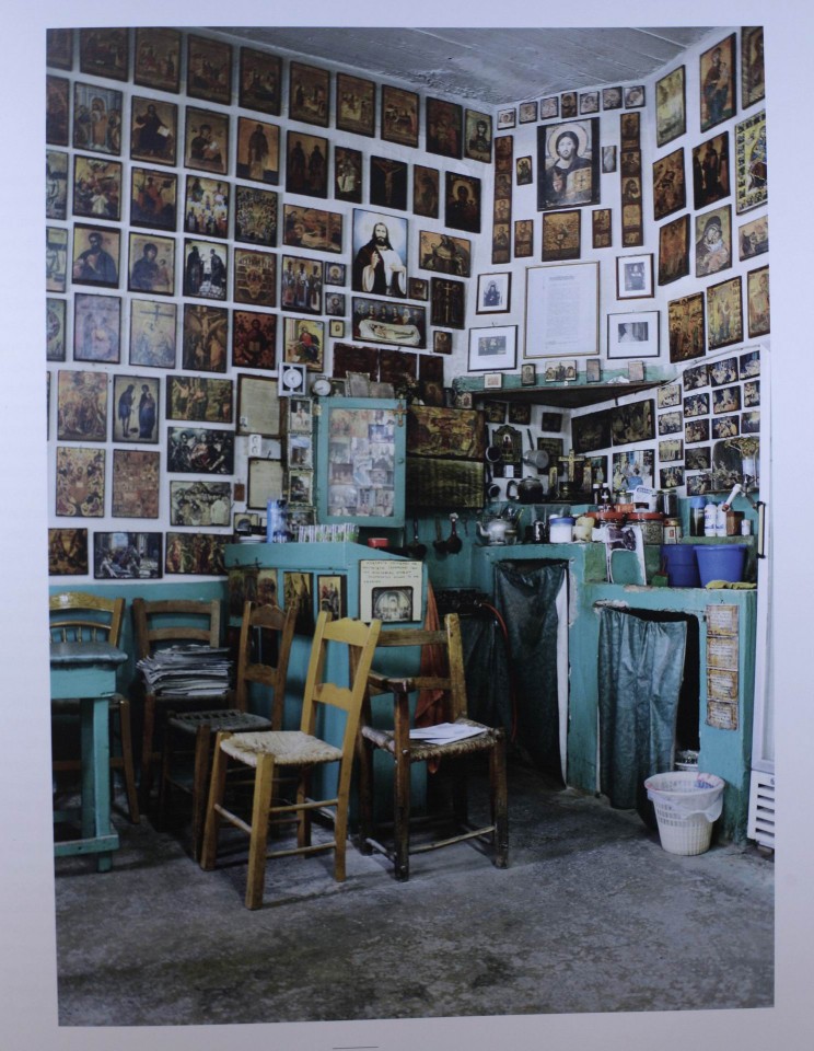 Το καφενείο στο Σίβα, Μεσαρά/ Κρήτη: Σε ένα από τα πιο ιδιαίτερα καφενεία της Ελλάδας, οι τοίχοι είναι από πάνω  έως κάτω καλυμμένοι με ορθόδοξες εικόνες, παροιμίες, γνωμικά και μαντινάδες.