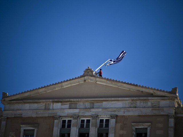 Αντιεξουσιαστές εισέβαλαν στο προαύλιο της Βουλής (updated)