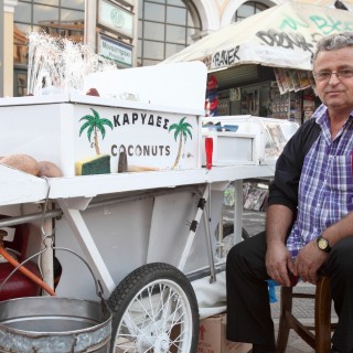 Ο κύριος Ηλίας και το θρυλικό καροτσάκι με τις καρύδες στο Μοναστηράκι