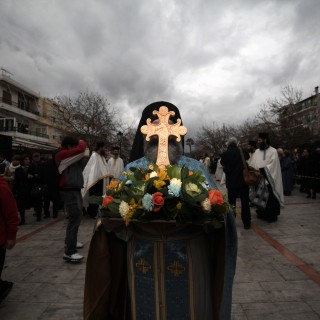 Άνθρωποι στη θάλασσα και πουλιά στον αέρα