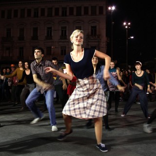 Οι Αθηναίοι χορεύουν στην Ομόνοια
