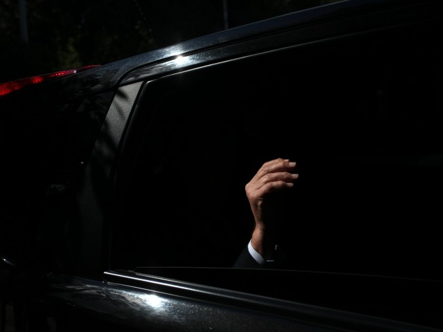 Γνώμη: Η δημοκρατία δεν χρειάζεται τη θεωρία των άκρων, αλλά την απαγόρευση της Χρυσής Αυγής