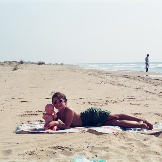 «… είχα κι ένα γυαλί ηλίου ροζ με λεοπάρ print και κυκλοφορούσα χαλαρή και στυλάτη στην Κυλλήνη…»