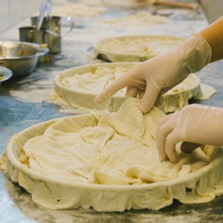 Οι χειροποίητες πίτες της Σοφίας στο Παλαιό Φάληρο