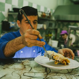 Ένα μαγειρείο στα Εξάρχεια με σπεσιαλιτέ το αρνάκι ψημένο σε κενό αέρος για είκοσι ώρες