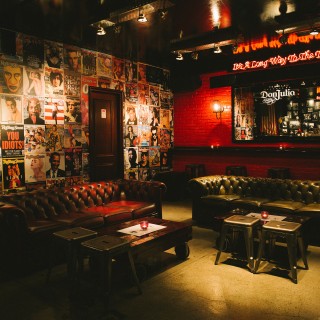 Στο Rockfellas συχνάζουν Τα Καλά Παιδιά. Δηλαδή, τα Ροκ Παιδιά του Πειραιά.