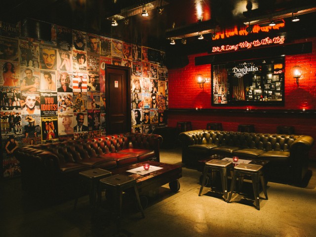 Στο Rockfellas συχνάζουν Τα Καλά Παιδιά. Δηλαδή, τα Ροκ Παιδιά του Πειραιά.