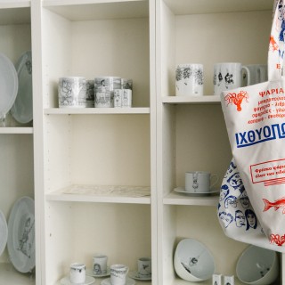 Όταν το χαρτί που τυλίγουμε τα ψάρια έγινε design τσάντα