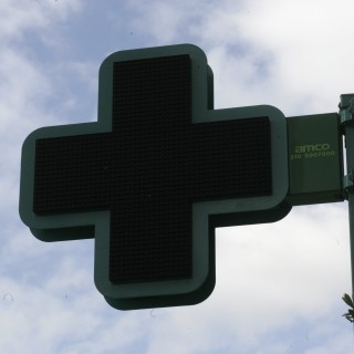 Τα κλειστά φαρμακεία και ο Ιβάν Σαββίδης στη Βουλή (για επίσκεψη)