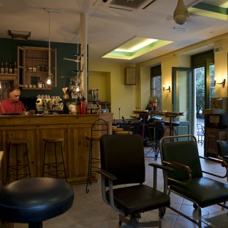 Λάθος: το πιο σουρεαλιστικό μπαρ στην Ελλάδα άνοιξε και πάλι στο Ναύπλιο