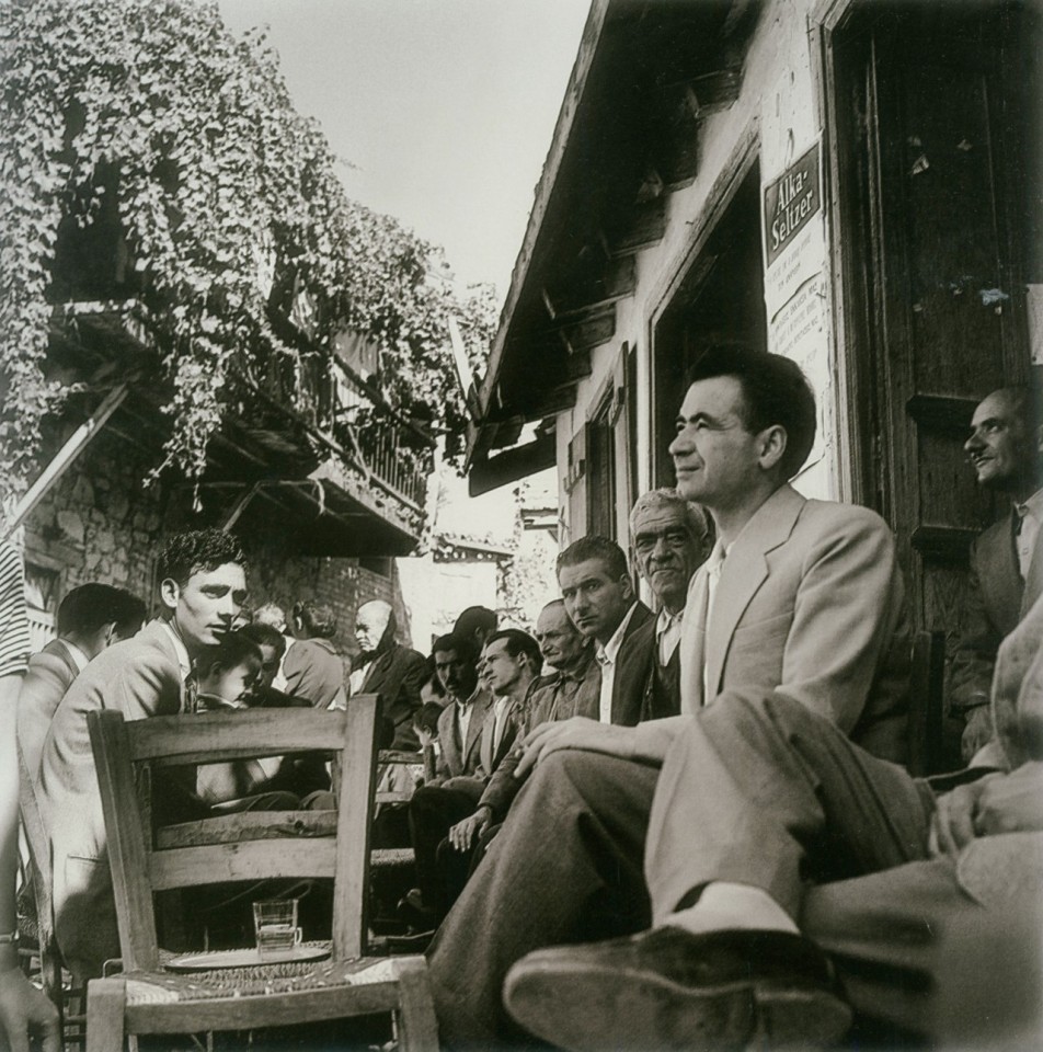  Καφενές κυριακάτικος, Άλωνα 1954.