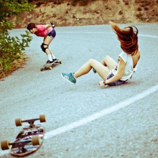 Κορίτσια με σανίδες στον ήλιο