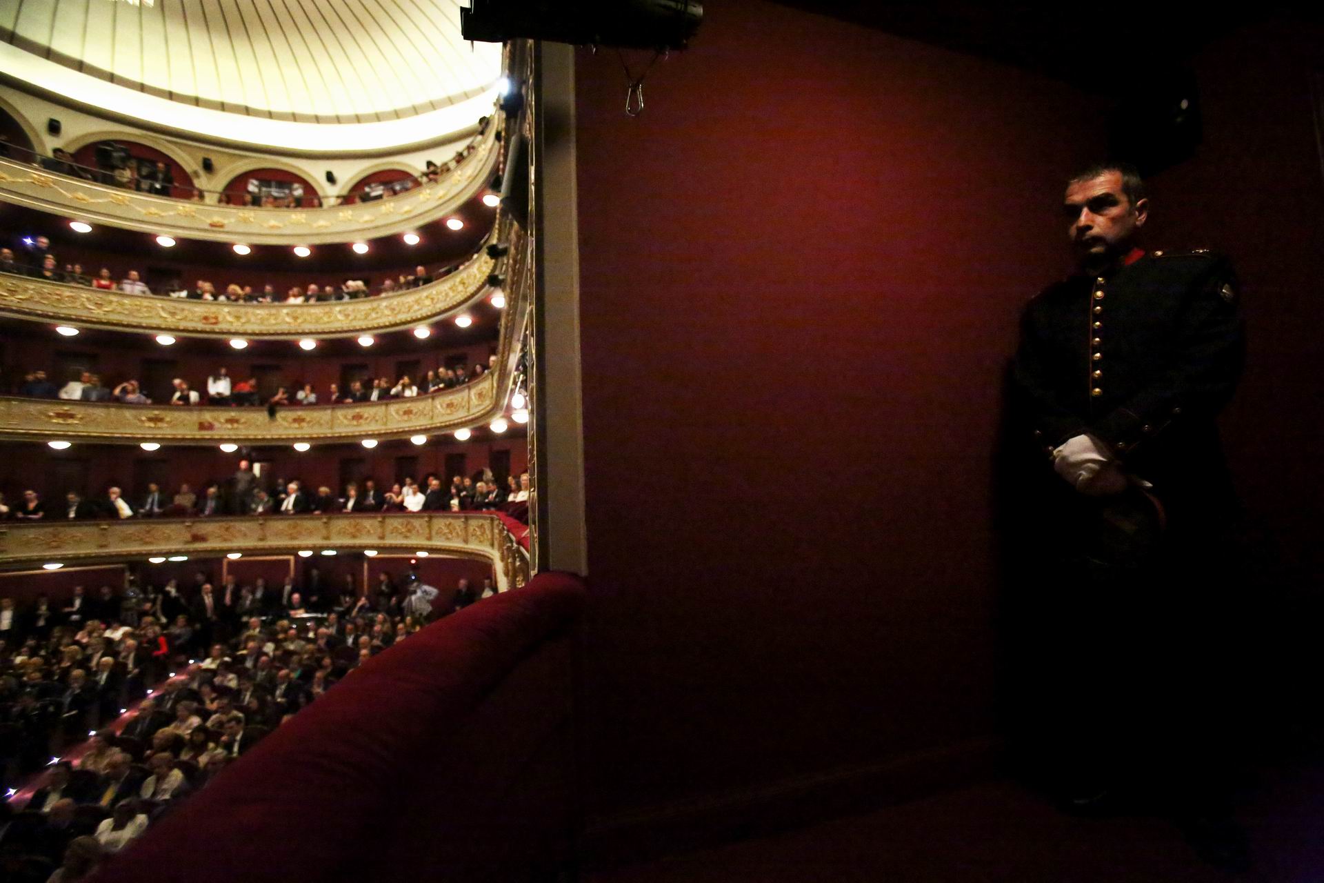 Οι ταξιθέτες πάλι στη θέση τους. Το Δημοτικό Θέατρο Πειραιά είναι πάλι εδώ/ Φωτό: Αλέξανδρος Κατσής 