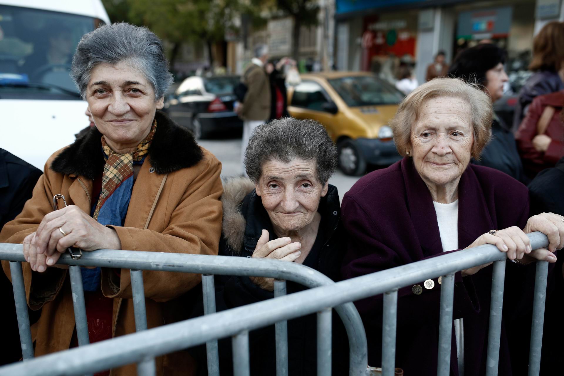Κυρίες περιμένουν να δουν από κοντά τον Πατριάρχη στη Θεσσαλονίκη/ Φωτο: Κωνσταντίνος Τσακαλίδης 