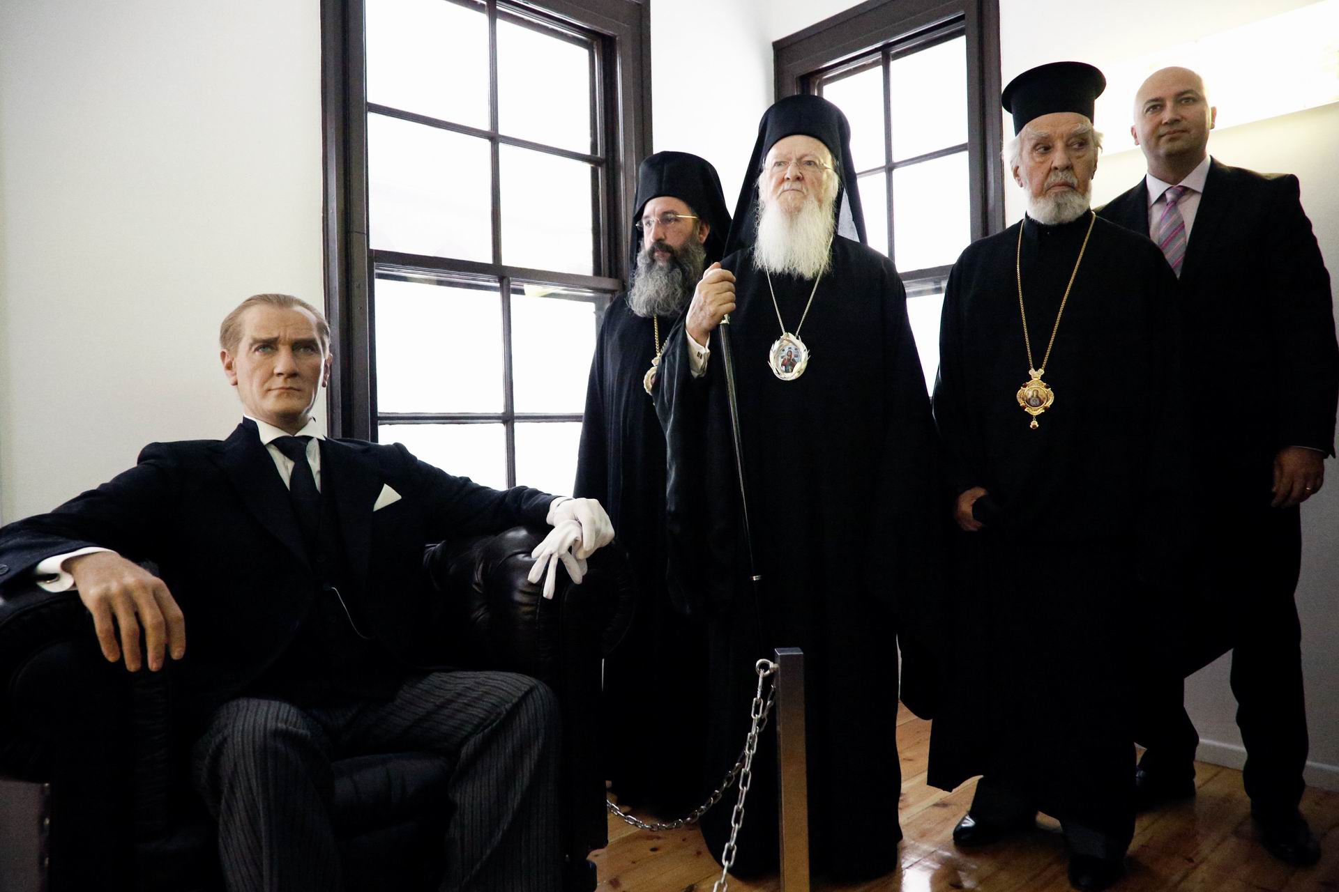 Ο Πατριάρχης Βαρθολομαίους δίπλα στο κέρινο ομοίωμα του Κεμάλ.  Όλη η ιστορία μαζεμένη στη Θεσσαλονίκη/ Φωτό: Κωνσταντίνος Τσακαλίδης 