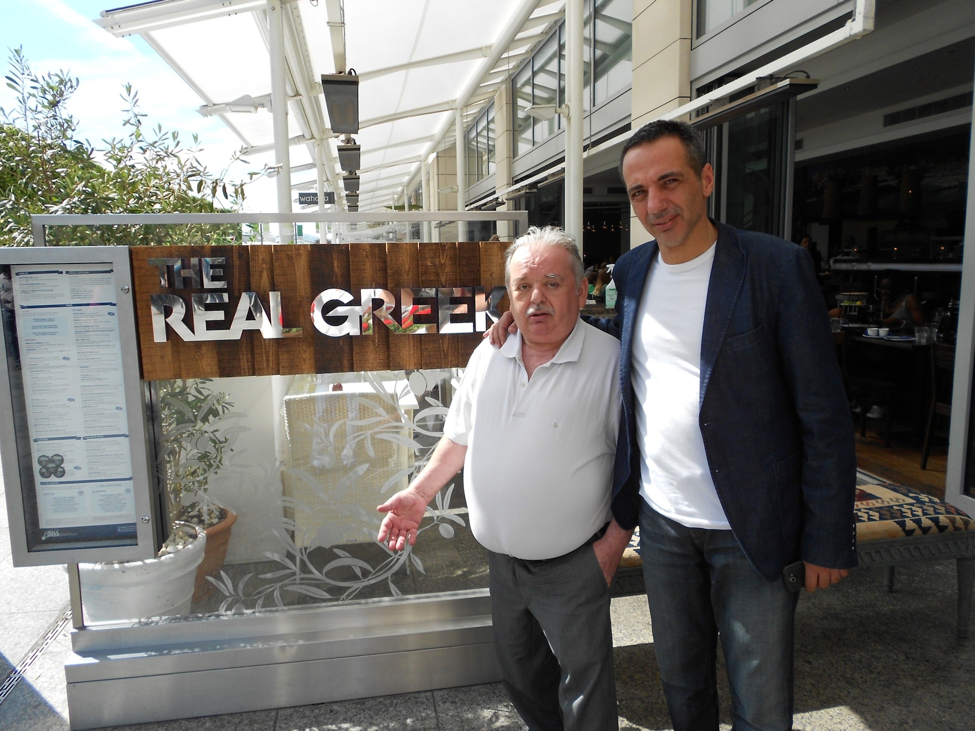 Ο Τζίμης Καρατζένης με τον γιό του Χρήστο, operation manager των έξι ελληνικών εστιατορίων Τhe Real Greek στο Λονδίνο
