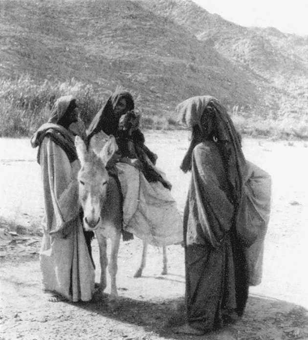 Οι γυναίκες της φυλής Kel Ahaggar, και συγκεκριμένα της μερίδας Imrad, συχνά ταξίδευαν με γάιδαρους. Εδώ μία από αυτές συναντά δυο φίλες με τις οποίες συζητούν τα νέα.