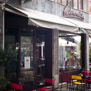 Η ετερόκλητη (παριζιάνικη) φύση ενός wine bar του Συντάγματος