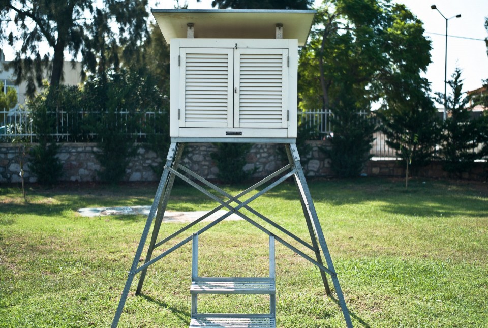 Οι γρίλιες του μετερεολογικού σταθμού. Είναι περίπου ίδιος από το 1900. 