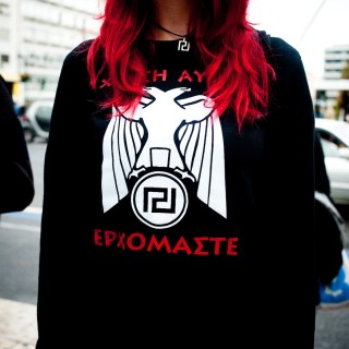 Οι ψηφοφόροι των νεοναζί έξω από τη Βουλή