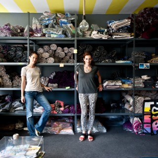 Οι Sun of a Beach κρύβονται πίσω από τις πετσέτες θαλάσσης που κάνουν θραύση