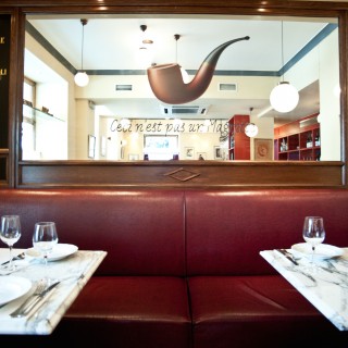 Η Εντίθ Πιάφ, η πίπα του Μαγκρίτ και μύδια αχνιστά στο κέντρο της Αθήνας