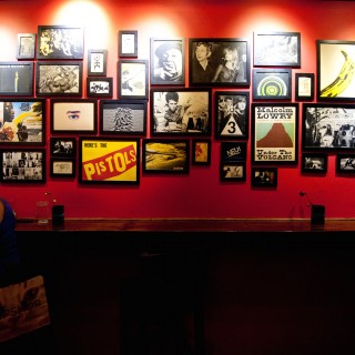 Ο Ρινόκερως αγαπάει τη μουσική και πίνει ρούμι