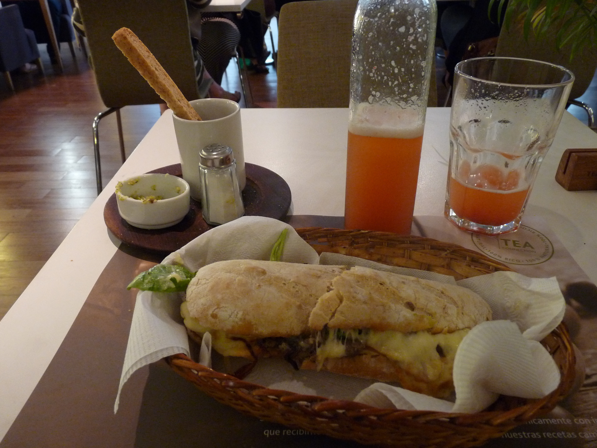 Στην Recoleta έχει πολλά καφέ με ελαφρύ φαγητό και υγιεινούς χυμούς.