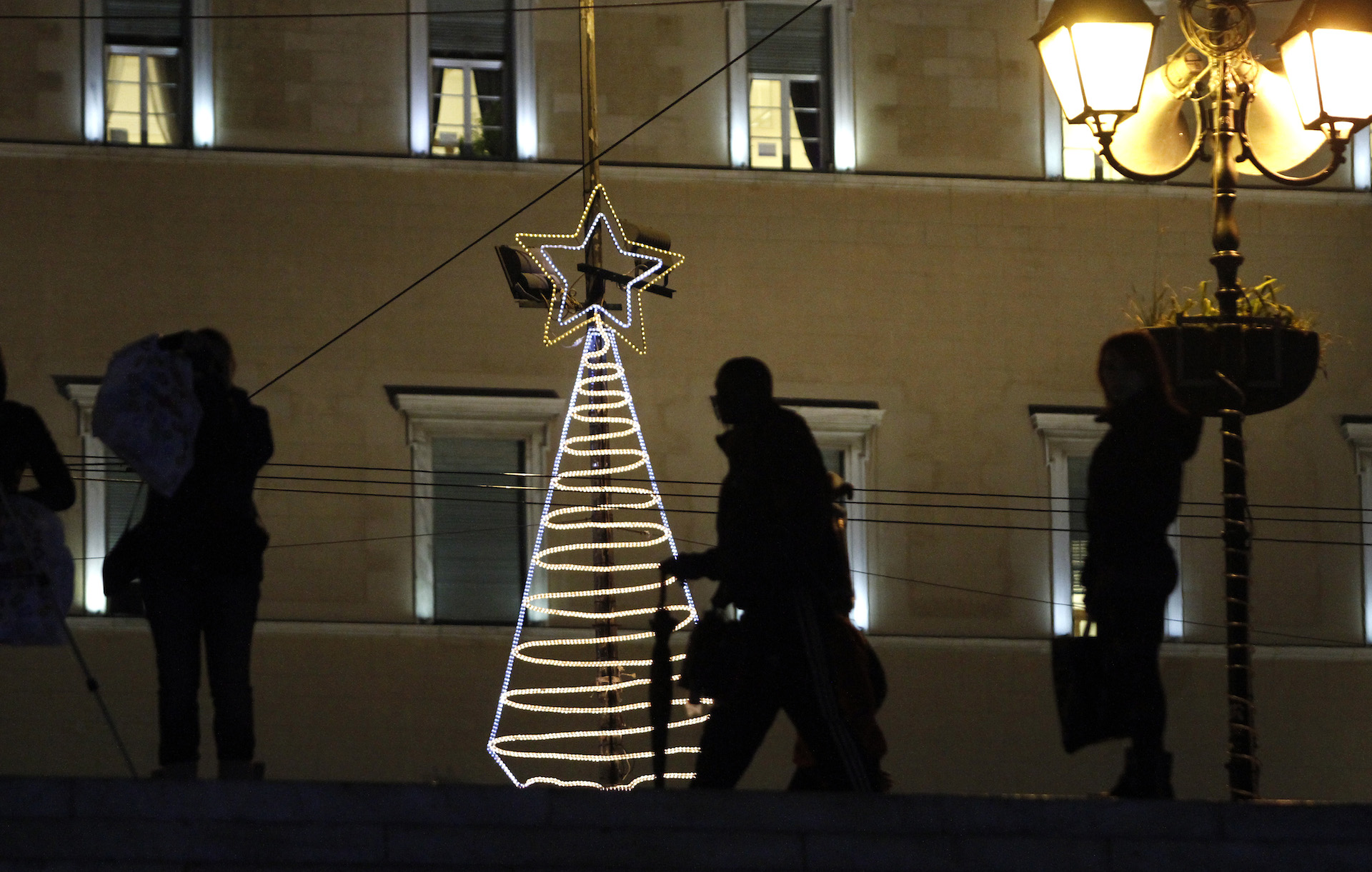 ΣΥΝΤΑΓΜΑ ΣΤΟΛΙΣΜΟΣ ΧΡΙΣΤΟΥΓΕΝΝΑ ΚΑΡΑΒΙ ΕΚΔΗΛΩΣΗ ΦΩΤΙΣΜΟΣ ΦΩΤΑΓΩΓΗΣΗ ΔΗΜΟΣ ΑΘΗΝΑΙΩΝ ΚΕΝΤΡΟ ΠΛΑΤΕΙΑ ΣΥΝΤΑΓΜΑΤΟΣ Βουλή φώτα