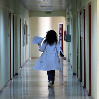 Βρετανία: Ένας 34χρονος κράτησε το φτέρνισμά του και προκάλεσε ρήξη στον λάρυγγά του