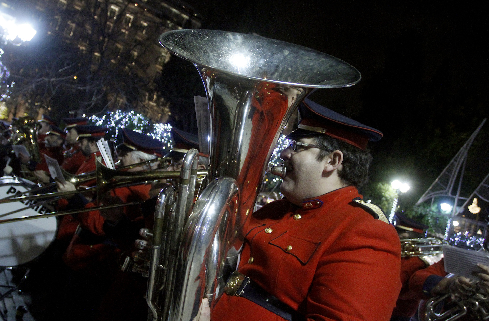 ΣΥΝΤΑΓΜΑ ΣΤΟΛΙΣΜΟΣ ΧΡΙΣΤΟΥΓΕΝΝΑ ΜΠΑΝΤΑ ΦΙΛΑΡΜΟΝΙΚΗ ΟΡΧΗΣΤΡΑ ΜΟΥΣΙΚΟΣ ΕΚΔΗΛΩΣΗ ΦΩΤΙΣΜΟΣ ΦΩΤΑΓΩΓΗΣΗ ΔΗΜΟΣ ΑΘΗΝΑΙΩΝ ΚΕΝΤΡΟ ΠΛΑΤΕΙΑ ΣΥΝΤΑΓΜΑΤΟΣ