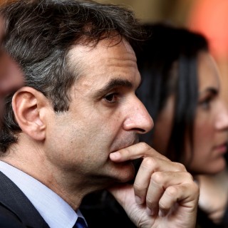 Είστε υπέρ της Ρένας Δούρου ή του Κυριάκου Μητσοτάκη στο θέμα της αξιολόγησης των υπαλλήλων;