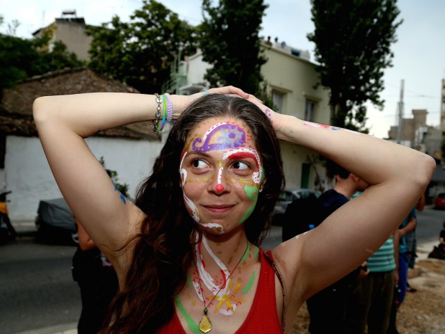 Στο Μεταξουργείο έβρεξε χρώμα