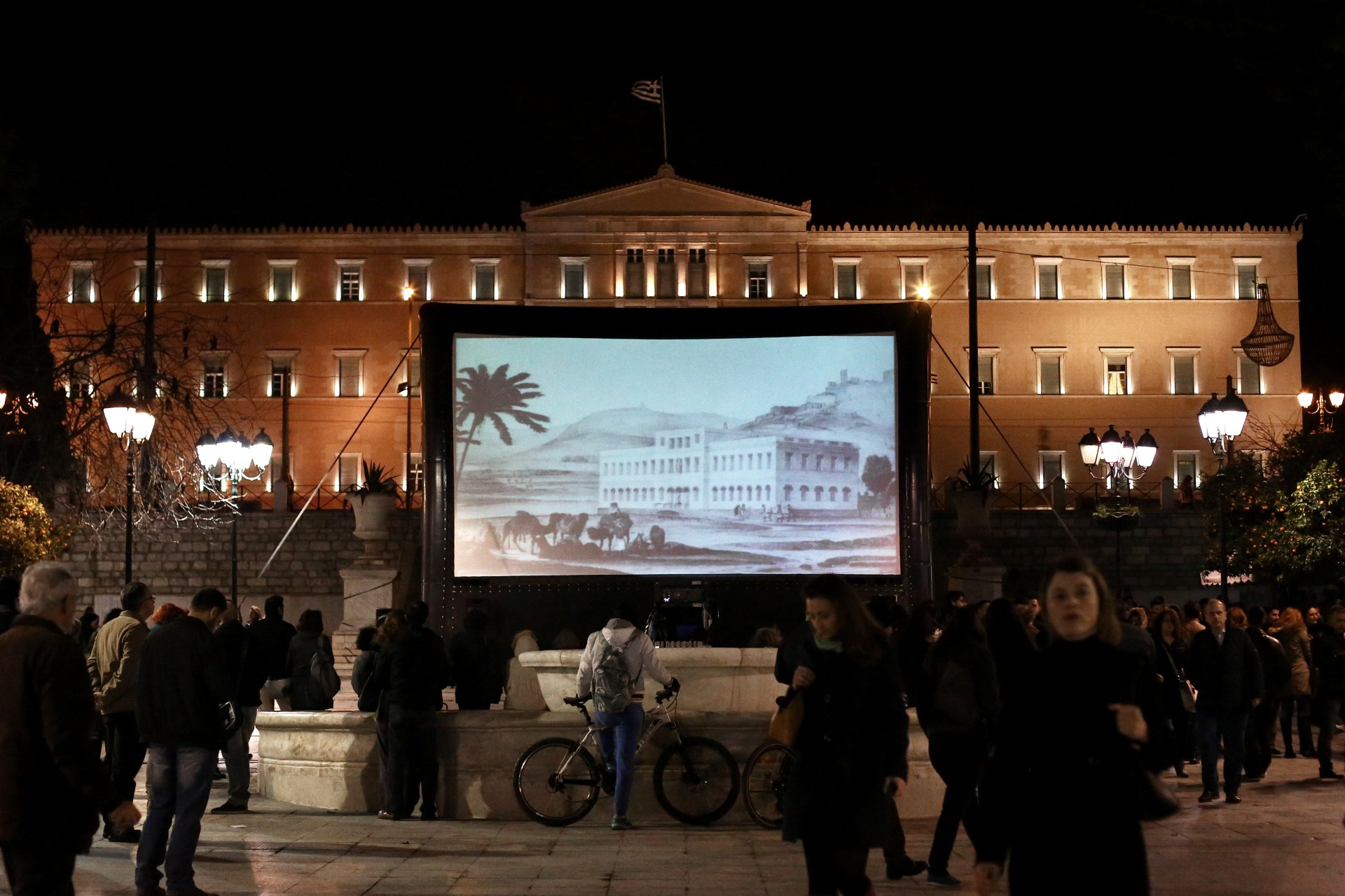 Event, commemorate,director,Theo Angelopoulos, documentary ,"Athens, Return to the Acropolis' ,Syntagma square, ÅêäÞëùóç,öüñï ôéìÞò,óêçíïèÝôçò Èüäùñïò Áããåëüðïõëïò, íôïêéìáíôÝñ ,ÁèÞíá, ÅðéóôñïöÞ óôçí Áêñüðïëç ,ðëáôåßá ÓõíôÜãìáôïò