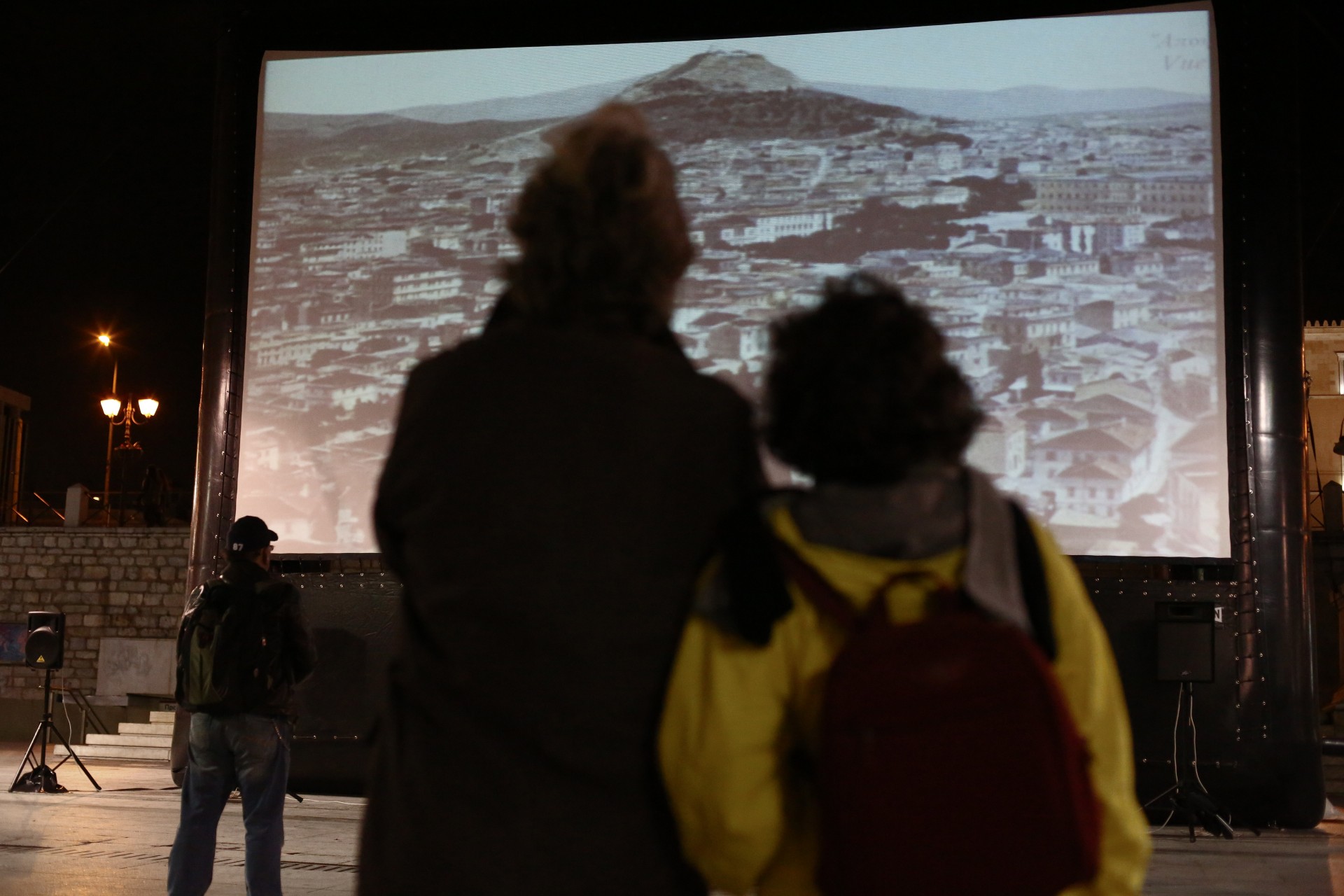 Event, commemorate,director,Theo Angelopoulos, documentary ,"Athens, Return to the Acropolis' ,Syntagma square, ÅêäÞëùóç,öüñï ôéìÞò,óêçíïèÝôçò Èüäùñïò Áããåëüðïõëïò, íôïêéìáíôÝñ ,ÁèÞíá, ÅðéóôñïöÞ óôçí Áêñüðïëç ,ðëáôåßá ÓõíôÜãìáôïò