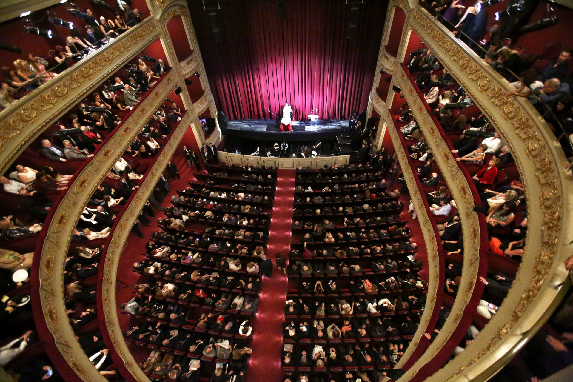 Municipal Theatre of Piraeus; opening; neoclassical monument, full restoration, Äçìïôéêü ÈÝáôñï ÐåéñáéÜ;íåïêëáóéêü,êôßñéï,áðïêáôÜóôáóç,